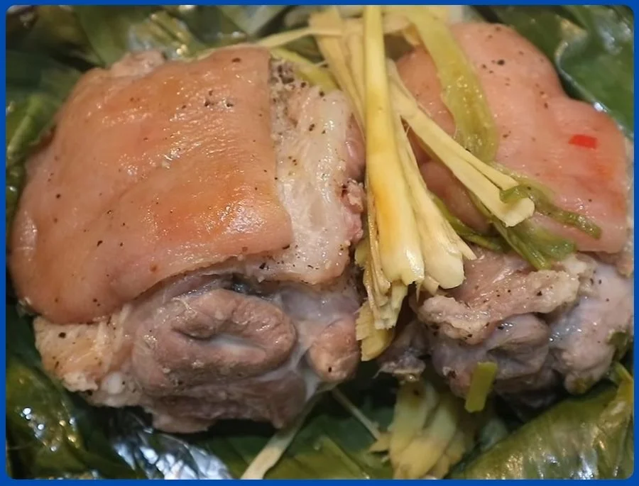 Thịt heo hấp đá có hương thơm đặc biệt, hòa quyện giữa vị béo ngậy và vị thanh của núi rừng