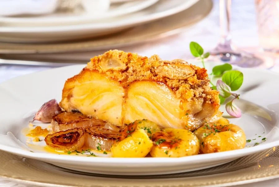Một đĩa Bacalhau nóng hổi chính là cách tuyệt vời để cảm nhận được sự mộc mạc nhưng sâu sắc trong văn hóa ẩm thực Bồ Đào Nha