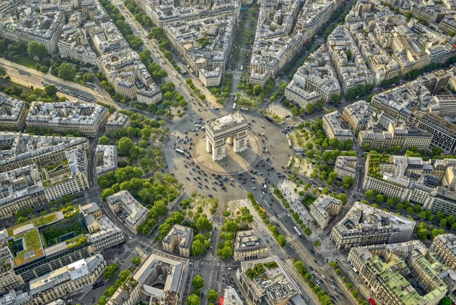 Đại lộ Champs Elysees được xem là trái tim của Paris