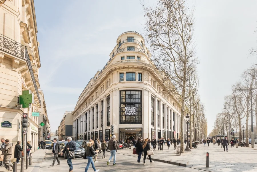 Tại Champs Elysees có sự góp mặt của rất nhiều thương hiệu lớn