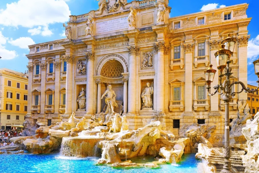 Đài phun nước Trevi là một trong những biểu tượng gắn liền với Rome