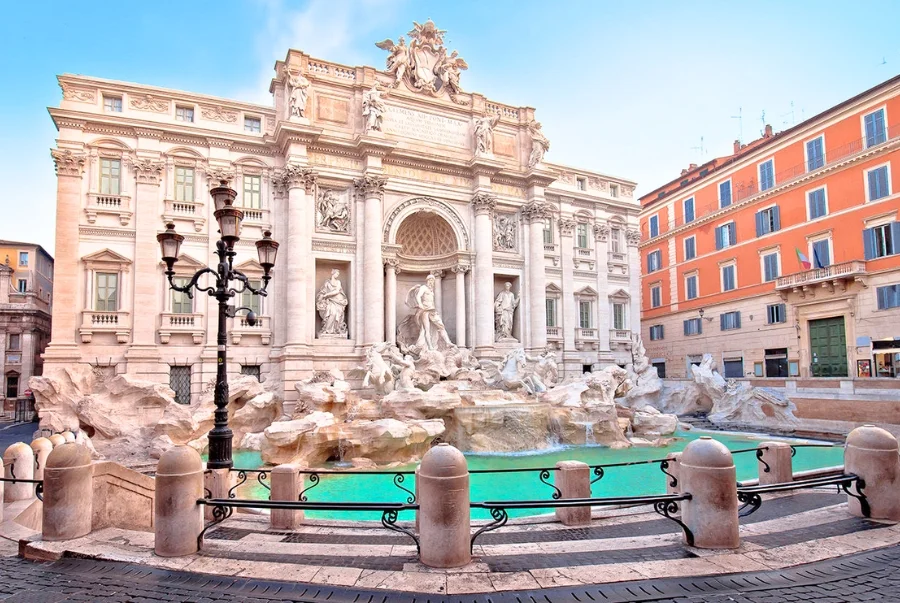 Đài phun nước Trevi nằm trong khu trung tâm lịch sử của Rome