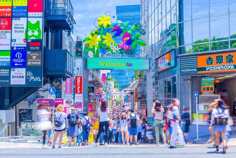 Harajuku Takeshita Street là con phố đi bộ ngắn nằm gần ga Harajuku