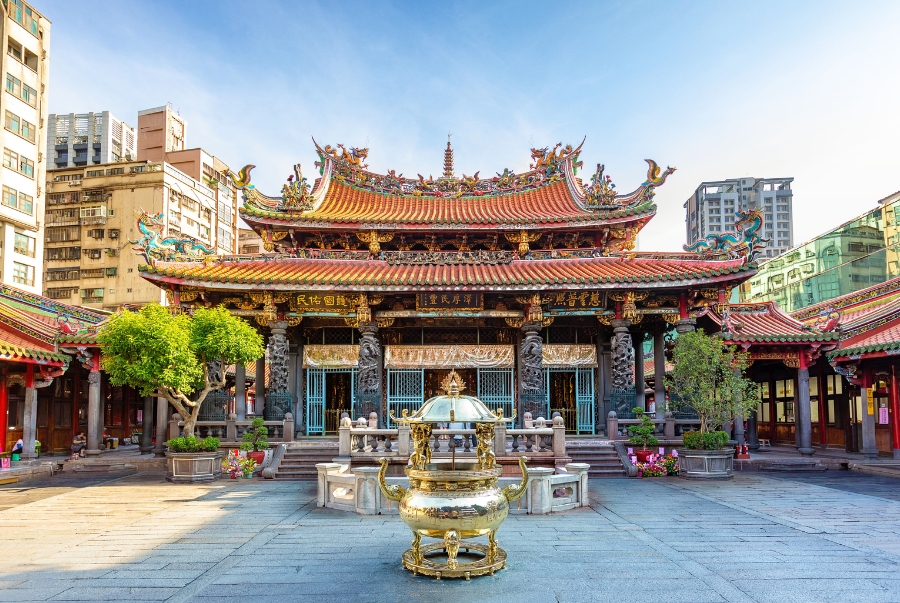 Đền Longshan là ngôi chùa cổ kính và linh thiêng nằm giữa trung tâm Đài Bắc