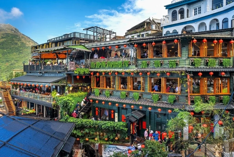 Jiufen nổi tiếng với những ngôi nhà gỗ cổ kính cùng những chiếc đèn lồng lung linh treo khắp nơi