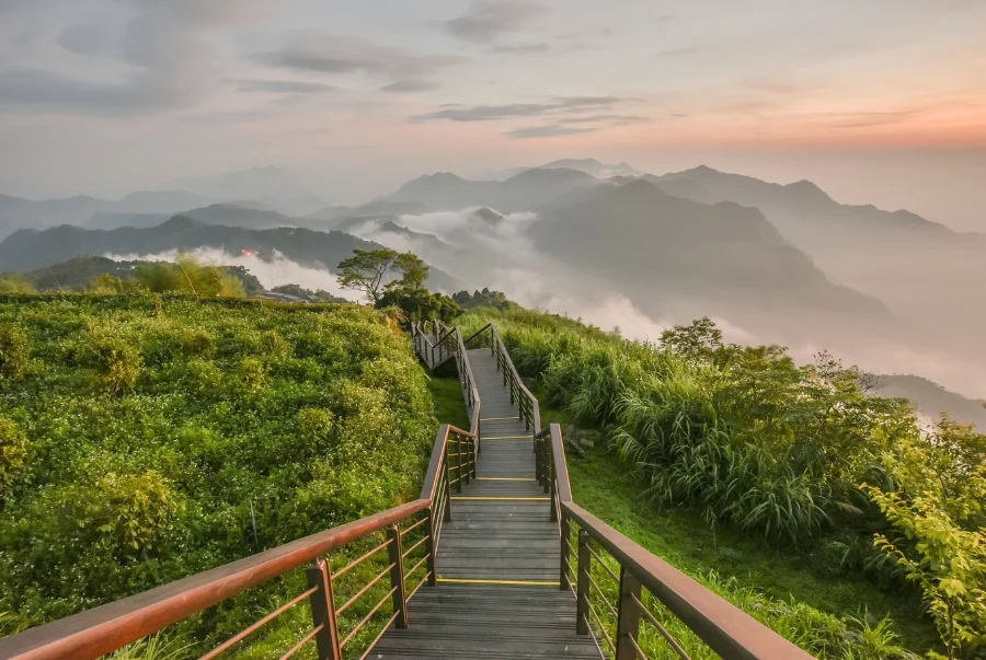 Alishan nằm ở độ cao hơn 2.000 mét được bao phủ bởi lớp sương mù và rừng tùng xanh mướt