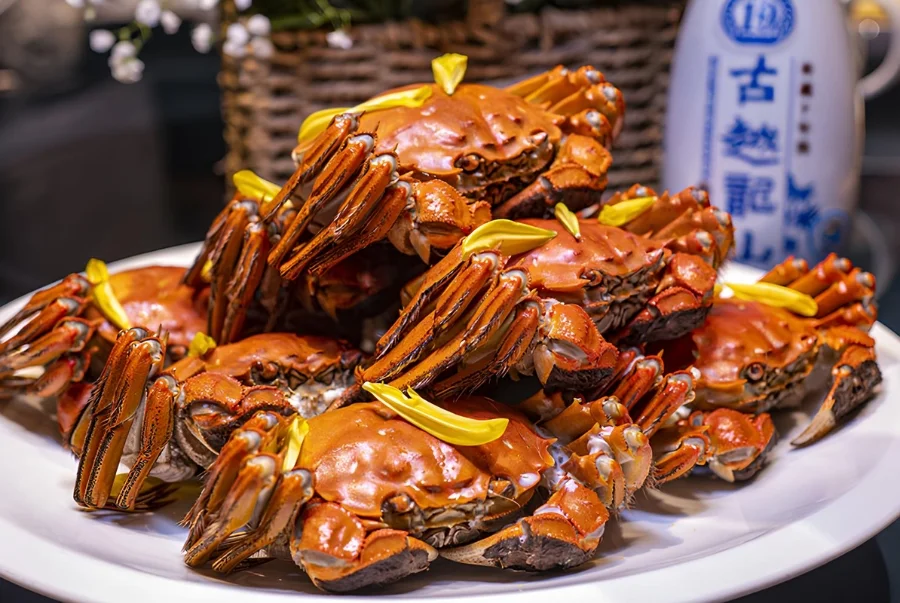 Cua lông hấp thường được ăn kèm với giấm gừng để tăng hương vị
