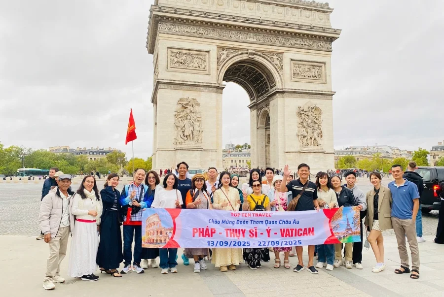 Đoàn khách Top Ten Travel check-in tại Khải Hoàn Môn