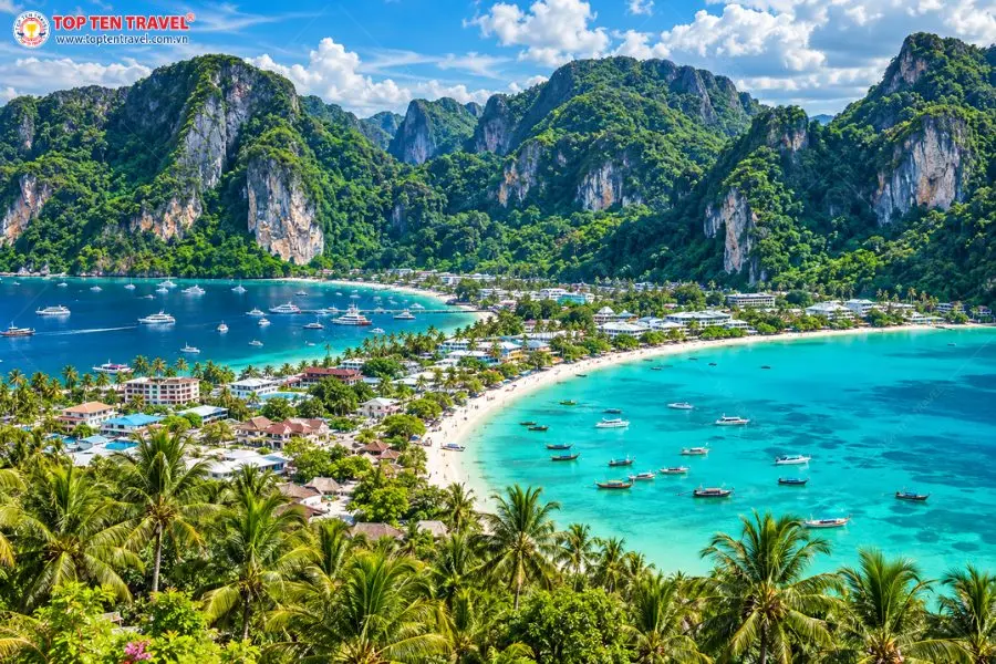 Toàn cảnh đảo Phi Phi với nước biển xanh ngọc và núi đá vôi hùng vĩ