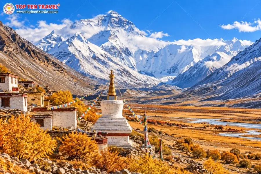 Dãy Himalaya hùng vĩ với những đỉnh núi tuyết trắng nổi bật giữa thung lũng vàng mùa thu