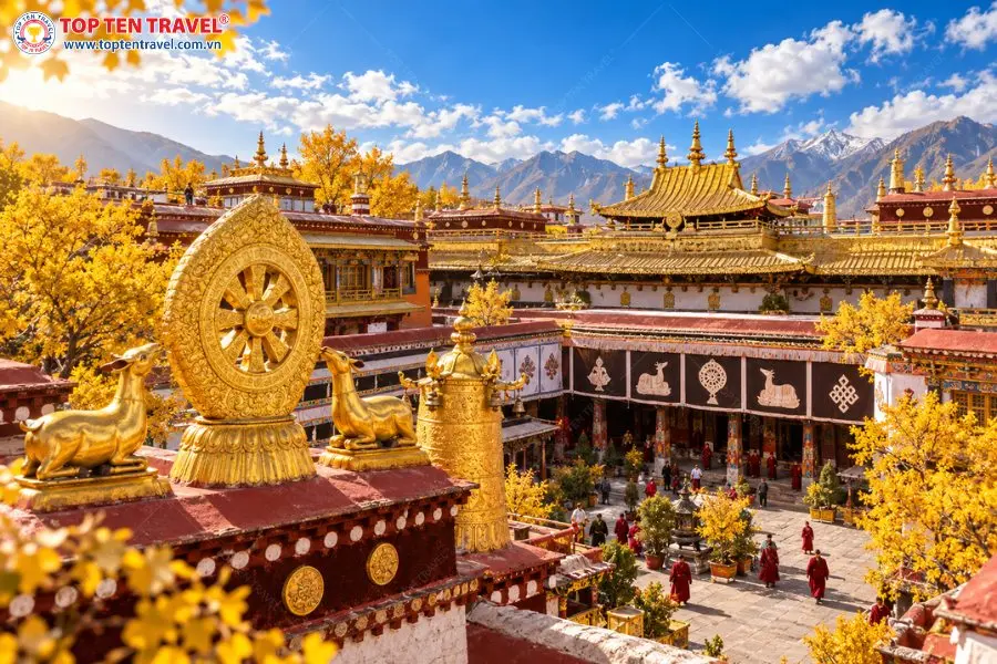 Đền Jokhang là một trong những điểm hành hương Phật giáo nổi tiếng tại Tây Tạng