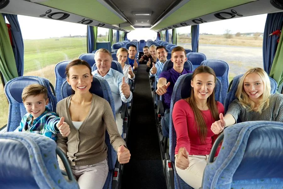 Việc lựa chọn xe bus sẽ gúp du khách tiếp cận được các khu vực ở xa