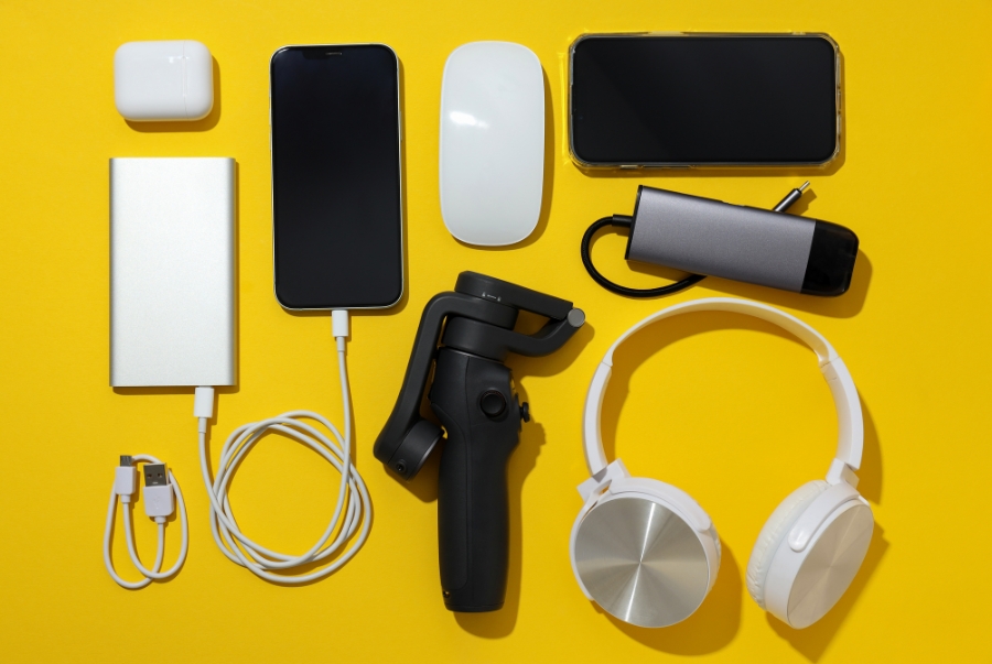 Ngoài quần áo thì du khách đừng quên chuẩn bị một số đồ điện tử cần thiết