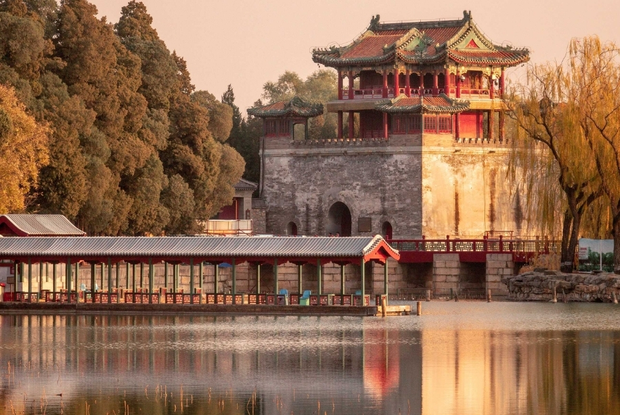Đến Di Hoà Viên vào mùa thu bạn sẽ được ngắm lá vàng rơi bên hồ Côn Minh thơ mộng