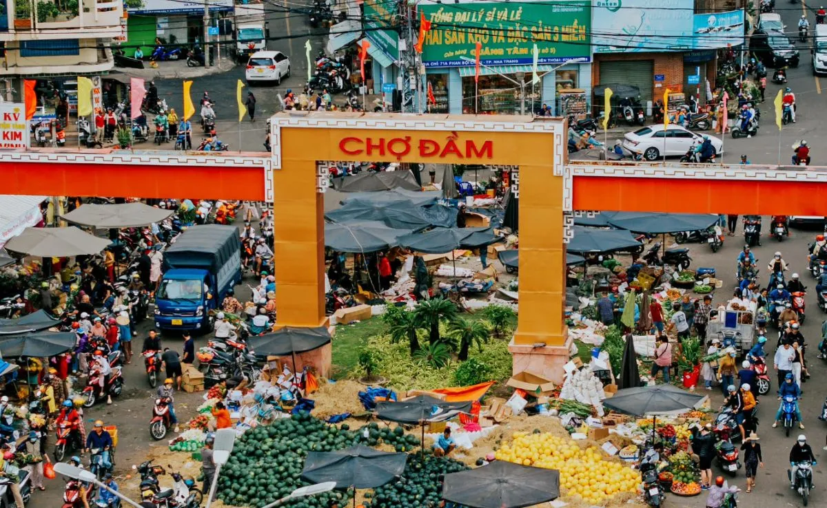 Chợ Đầm là khu chợ nổi tiếng và lâu đời nhất thành phố biển