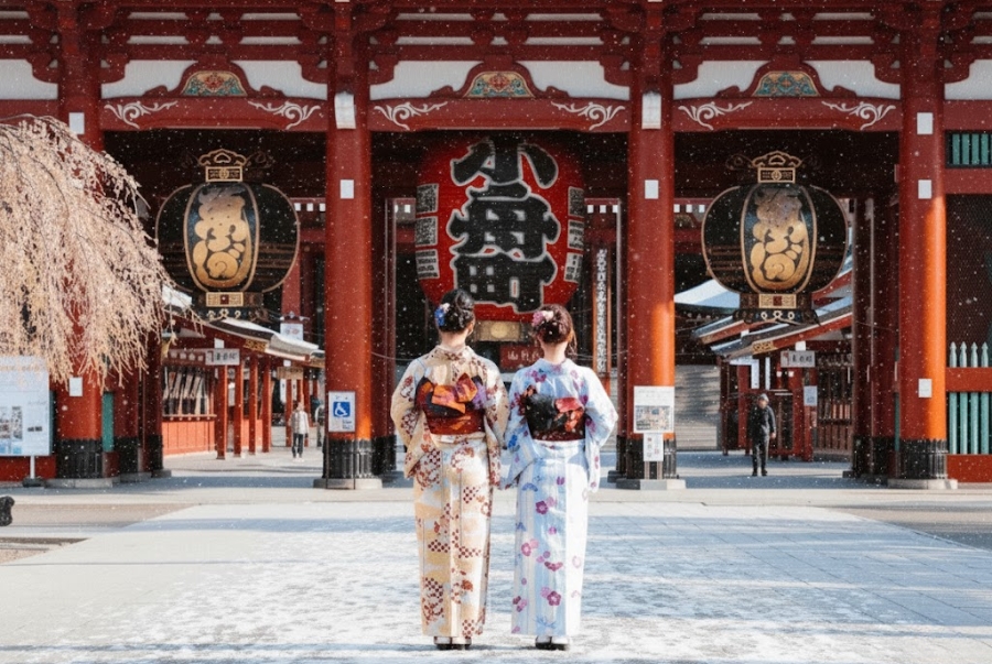 Cổng Kaminarimon với chiếc đèn lồng đỏ là góc check-in được nhiều du khách săn đón