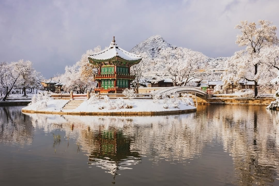 Cung điện Gyeongbokgung luôn là điểm đến không thể thiếu trong mọi tour Hàn Quốc mùa đông