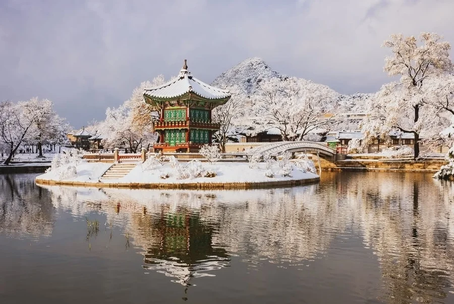 Cung điện Gyeongbokgung luôn là điểm đến không thể thiếu trong mọi tour Hàn Quốc mùa đông