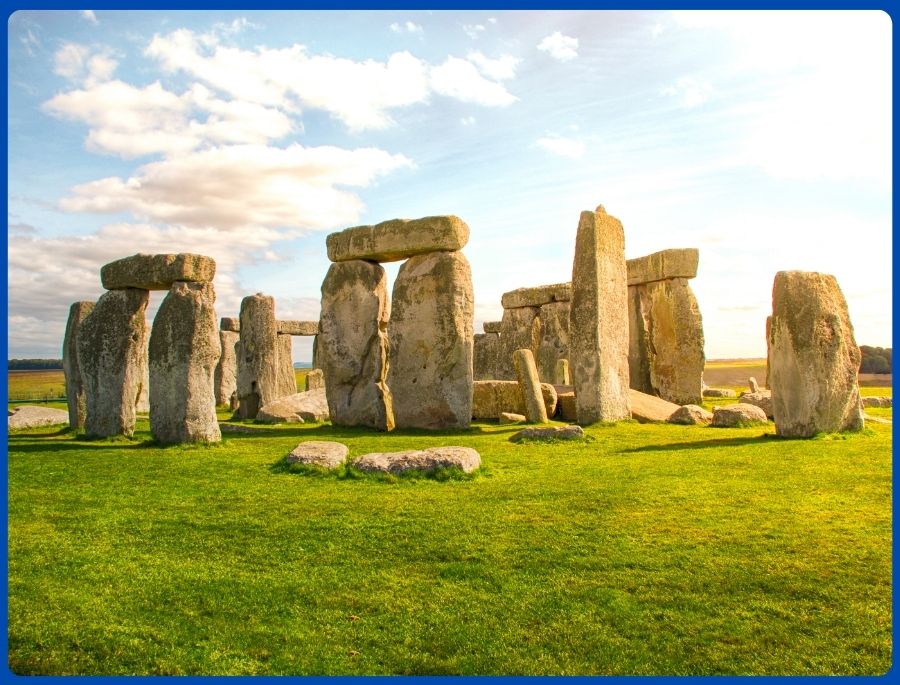Stonehenge là một trong những công trình tiền sử nổi tiếng nhất thế giới