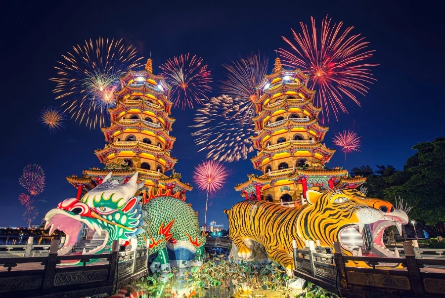 Biểu tượng của hồ Liên Trì là Tháp Long Hổ tượng trưng cho những điều bình an và may mắn