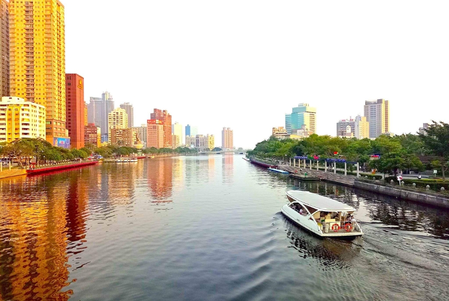 Du thuyền dọc sông Ái Hà là trải nghiệm mà bất kỳ du khách nào đến đây đều yêu thích