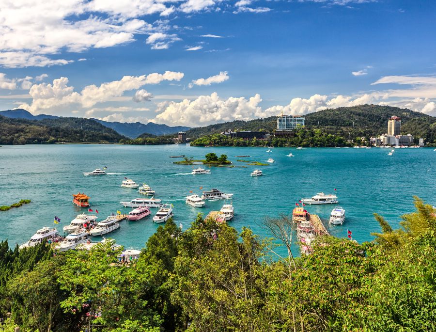 Hồ Nhật Nguyệt (Sun Moon Lake) là hồ nước ngọt lớn nhất và nổi tiếng nhất của Đài Loan
