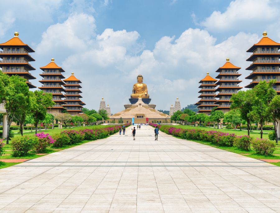 Phật Quang Sơn Tự (Fo Guang Shan) là trung tâm Phật giáo lớn nhất Đài Loan