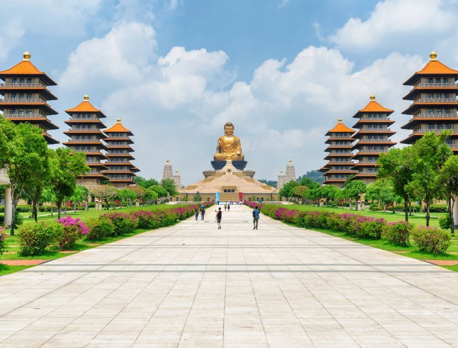 Phật Quang Sơn Tự (Fo Guang Shan) là trung tâm Phật giáo lớn nhất Đài Loan