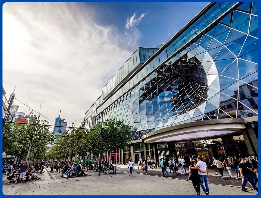MyZeil  nằm trên phố Zeil - Một trong số những con phố mua sắm nhộn nhịp nhất Frankfurt