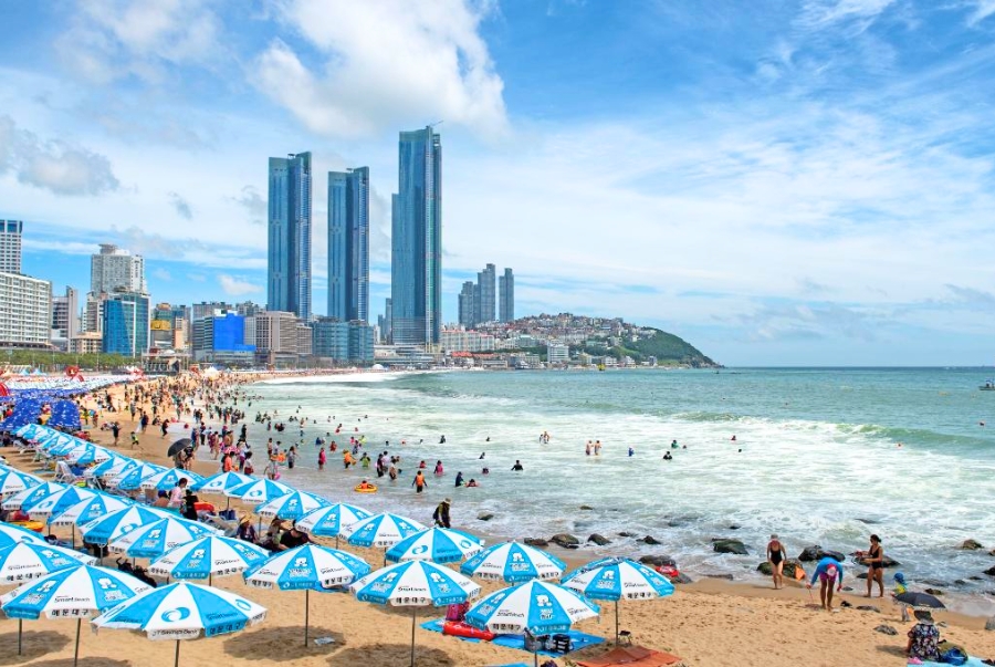 Bãi biển Haeundae được bao quanh bởi nhiều khách sạn và khu nghỉ dưỡng mang đến nhiều tiện nghi cho du khách