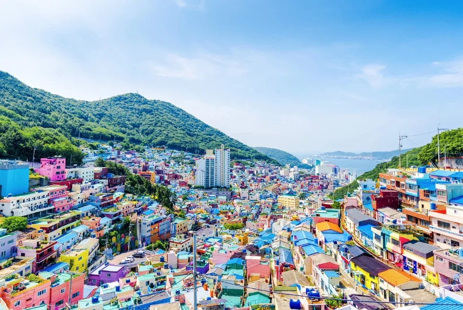 Làng văn hóa Gamcheon nổi tiếng với những ngôi nhà nhỏ đầy màu sắc xếp tầng nối tầng theo triền đồi