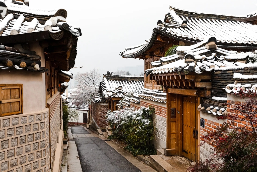 Làng cổ Bukchon Hanok mang vẻ đẹp trầm mặc của hàng trăm ngôi nhà gỗ truyền thống