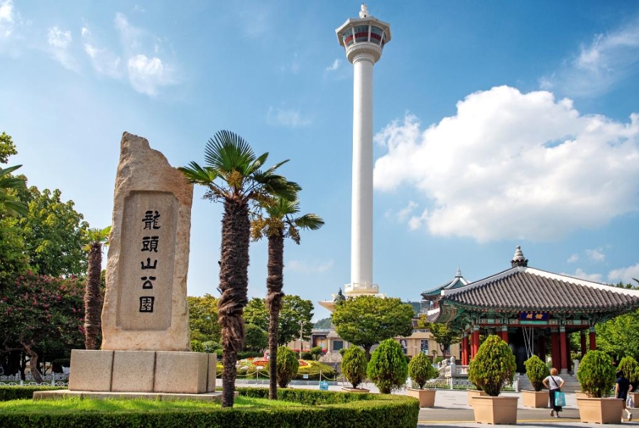 Công viên Yongdusan được mệnh danh là không gian xanh của thành phố cảng sôi động Busan