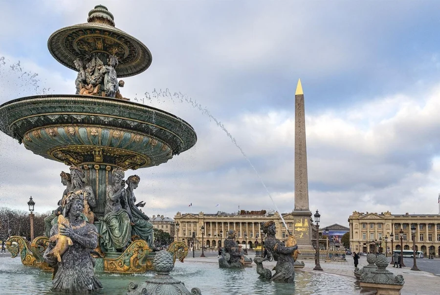 Quảng trường Concorde là quảng trường lớn nhất Paris