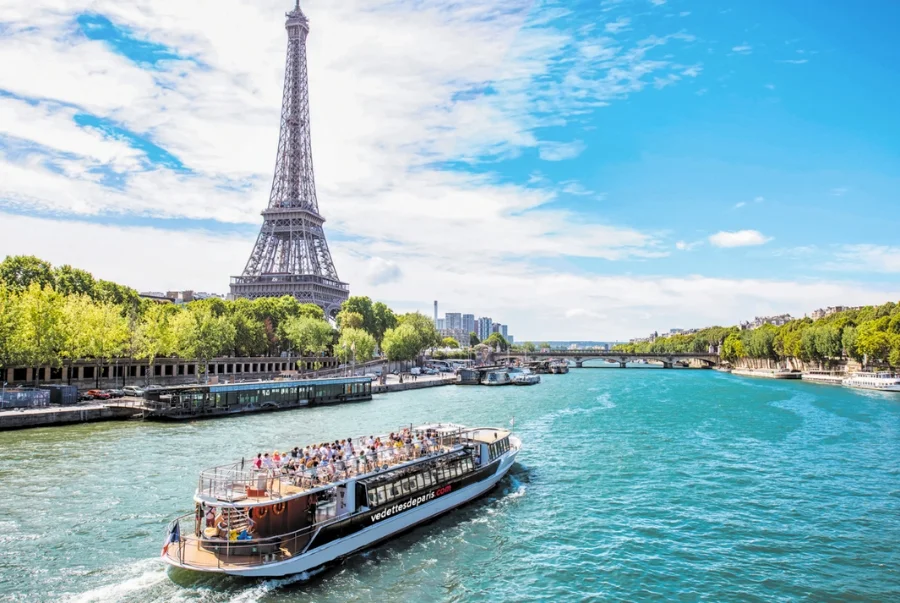 Dòng sông Seine thơ mộng uốn lượn qua trung tâm Paris