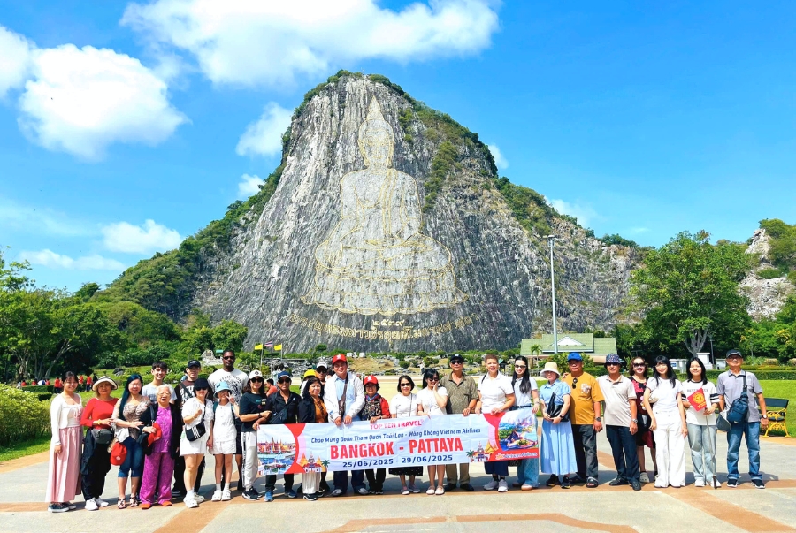 Núi Phật Vàng thu hút hàng triệu du khách mỗi năm nhờ bức tượng Đức Phật khổng lồ được khắc trên vách núi đá