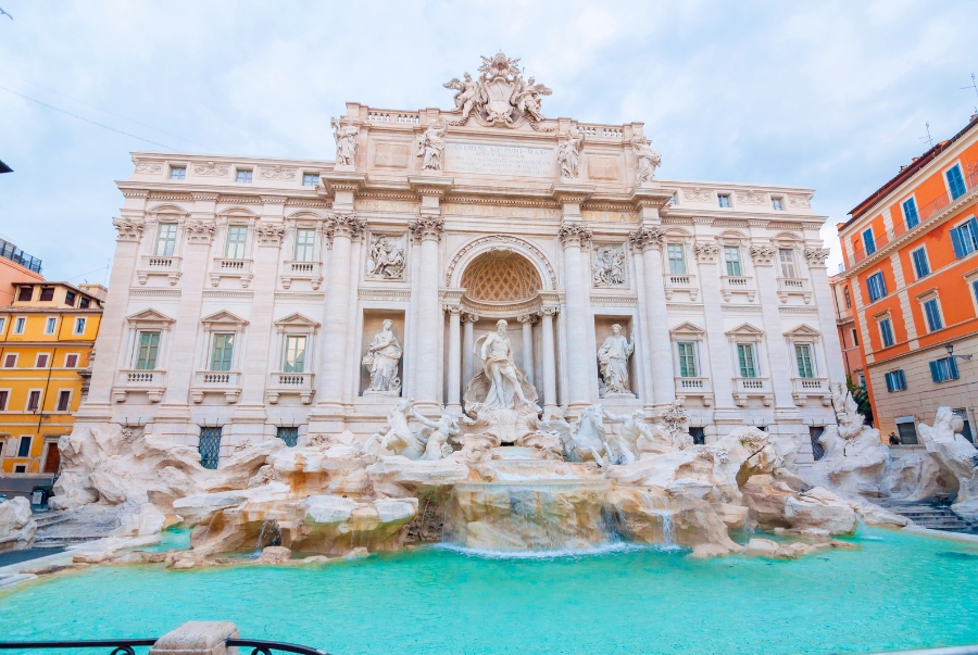 Đài phun nước Trevi nổi tiếng với truyền thống ném đồng xu qua vai phải