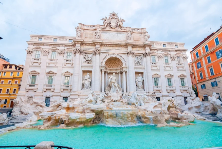 Đài phun nước Trevi nổi tiếng với truyền thống ném đồng xu qua vai phải