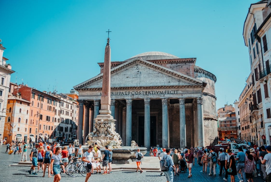 Pantheon nổi bật với mái vòm bê tông khổng lồ