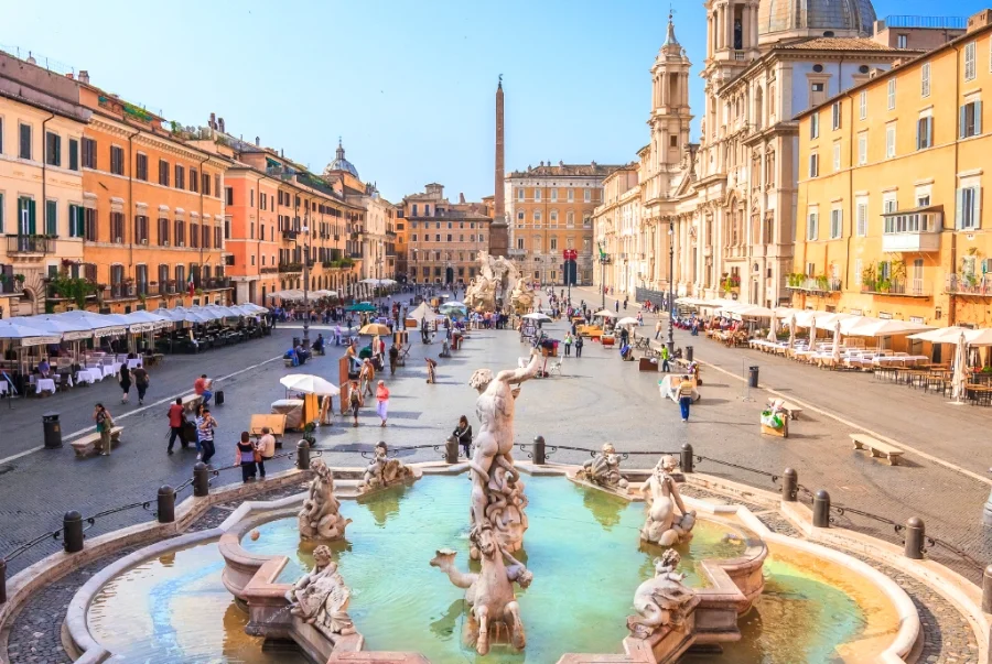Nổi bật nhất của Piazza Navona là hệ thống đài phun nước