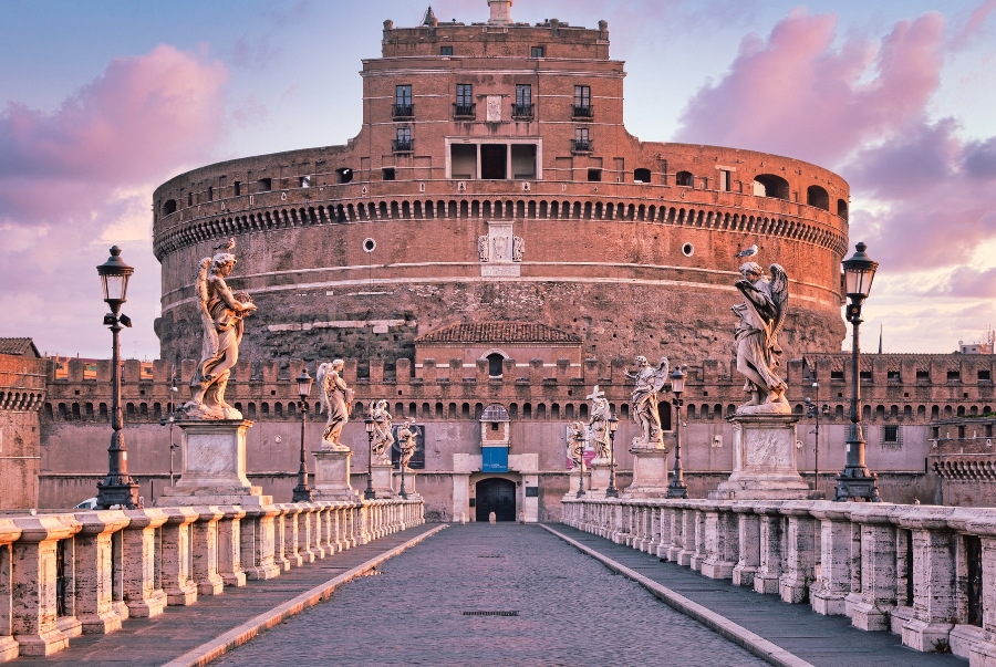 Lâu đài Thiên Thần như một lăng mộ hùng vĩ dành cho Hoàng đế Hadrian và gia đình ông