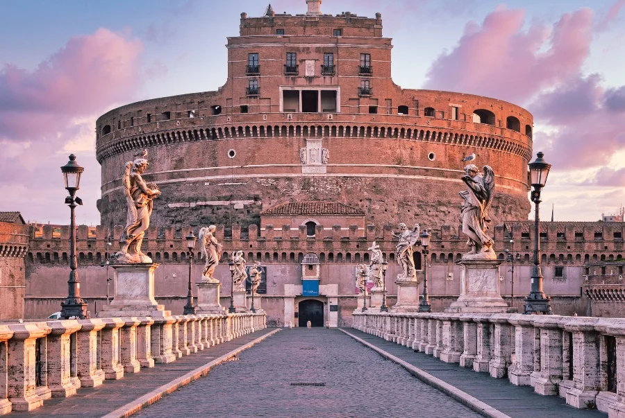 Lâu đài Thiên Thần như một lăng mộ hùng vĩ dành cho Hoàng đế Hadrian và gia đình ông