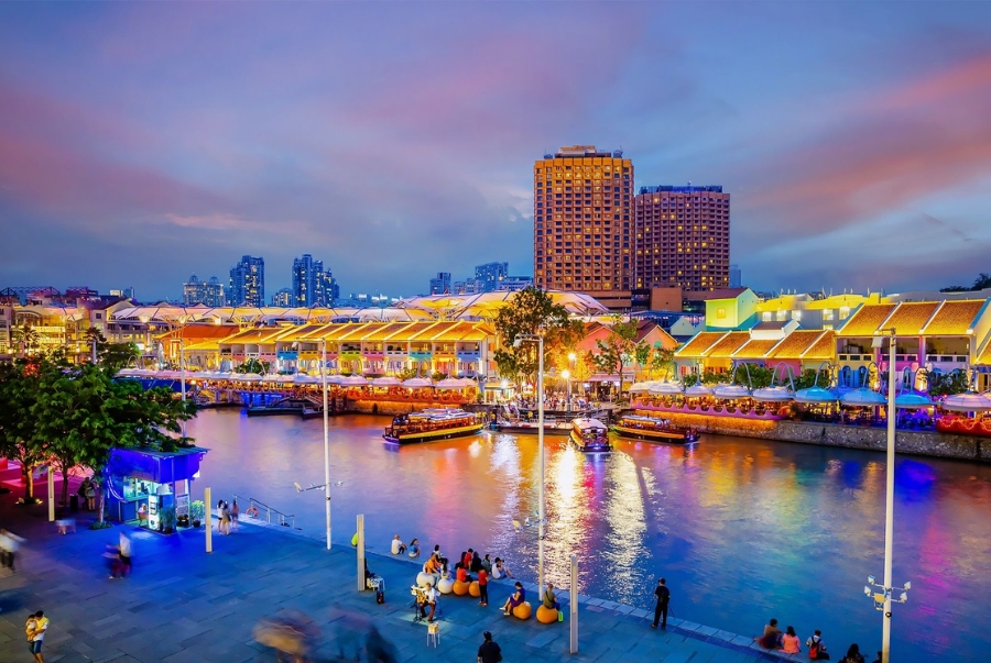 Clarke Quay là khu phức hợp giải trí nhộn nhịp ven sông Singapore