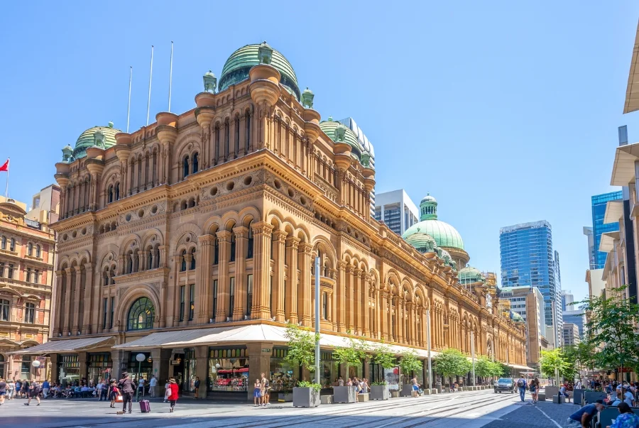 Queen Victoria Building là trung tâm mua sắm cổ kính được thiết kế theo phong cách Romanesque