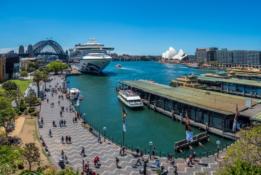 Circular Quay là khu vực trung tâm sầm uất nằm bên bờ vịnh Sydney Harbour