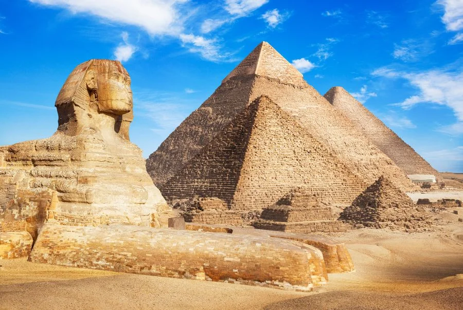 Quần thể Kim tự tháp Giza và tượng Nhân sư là biểu tượng nổi bật của Ai Cập