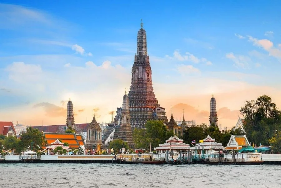 Ngọn tháp chính Wat Arun cao gần 80m là điểm nhấn rực rỡ bên dòng sông Chao Phraya