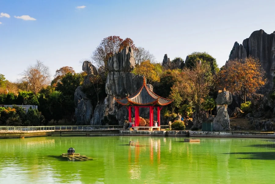 Mùa thu tô điểm Rừng đá Thạch Lâm bằng sắc vàng quyến rũ và hồ nước trong xanh