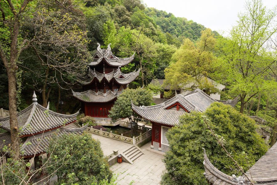Chùa Linh Ẩn (Lingyin Temple) là một ngôi chùa cổ kính hàng đầu của Trung Quốc