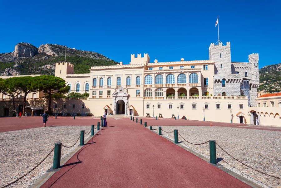 Cung điện Hoàng gia Monaco là nơi ở chính thức của gia đình Grimaldi